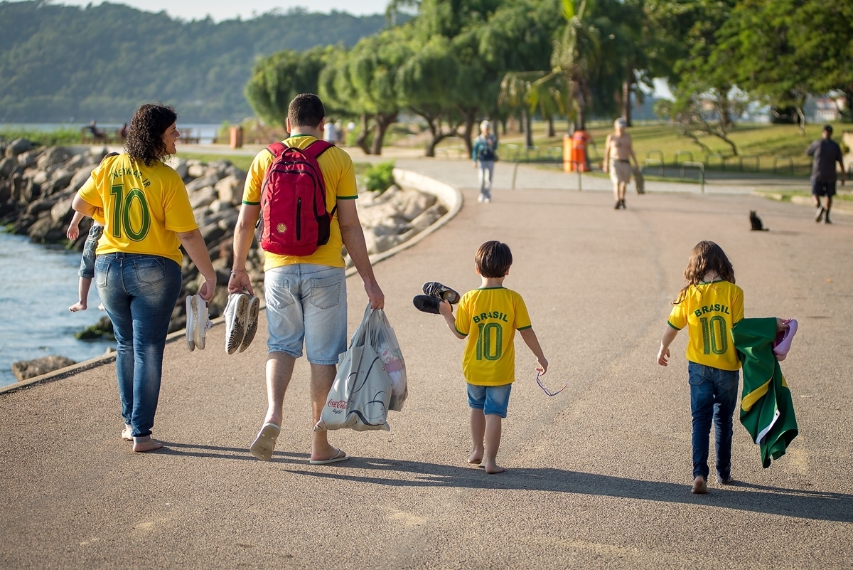 família vai embora vestindo camisa verde e amarela