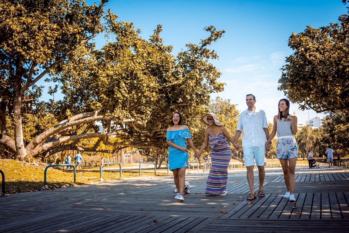 ensaio família caminha mãos dadas parque