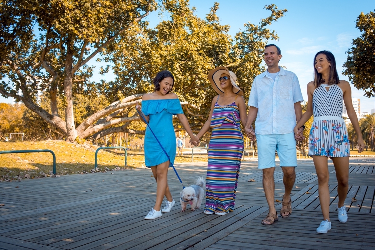 ensaio família caminha mãos dadas parque