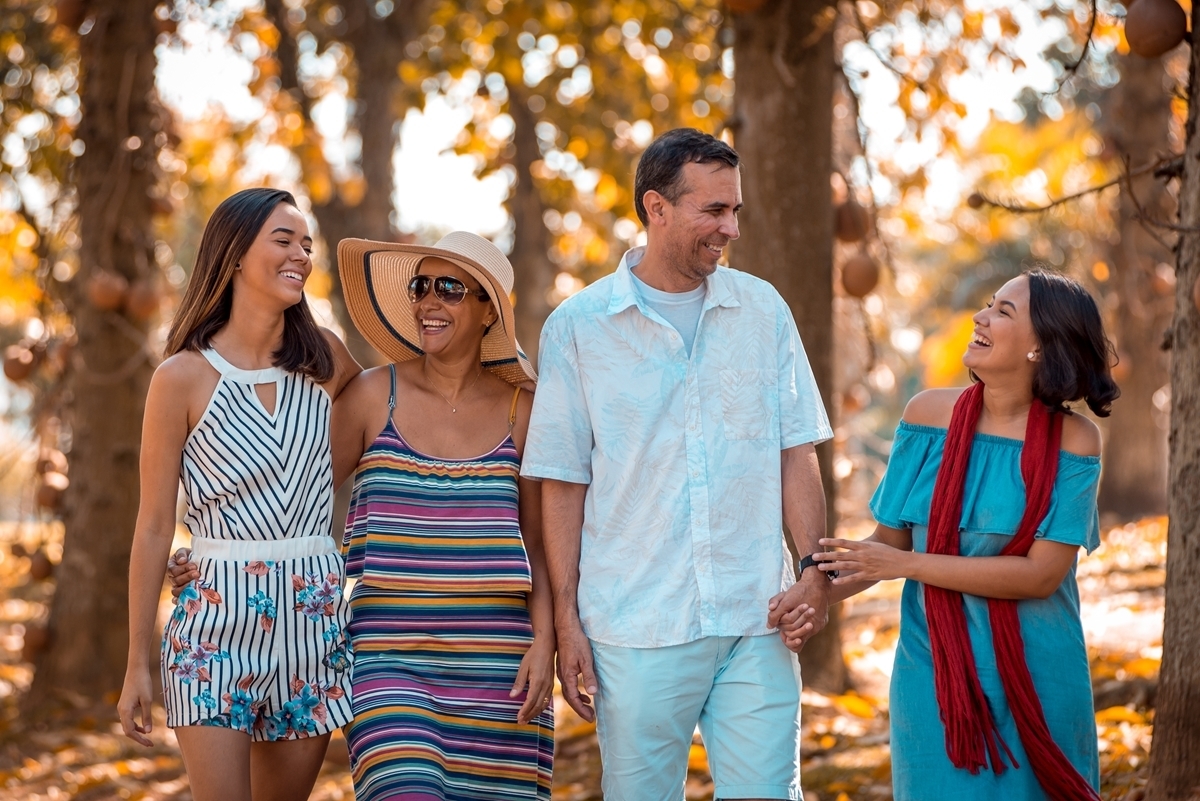 ensaio família caminha mãos dadas sorrindo parque