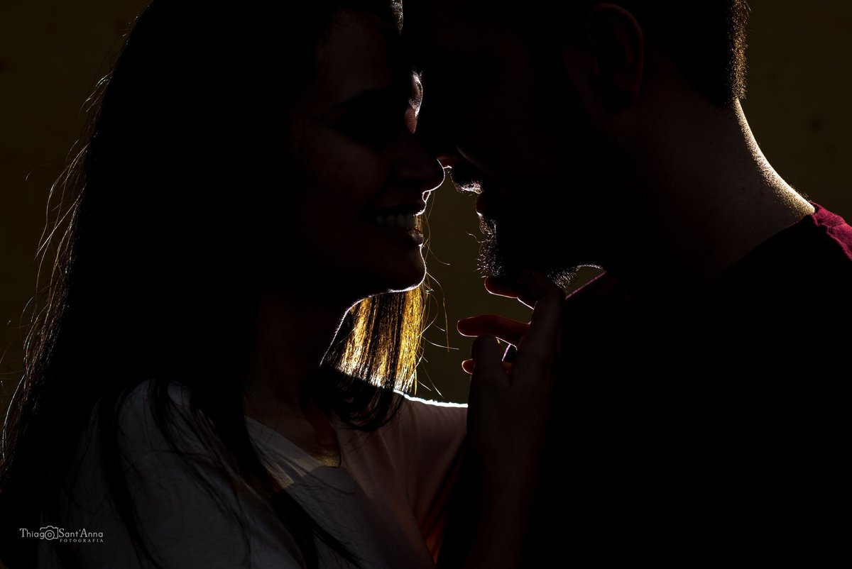 ensaio casal contra luz silhueta