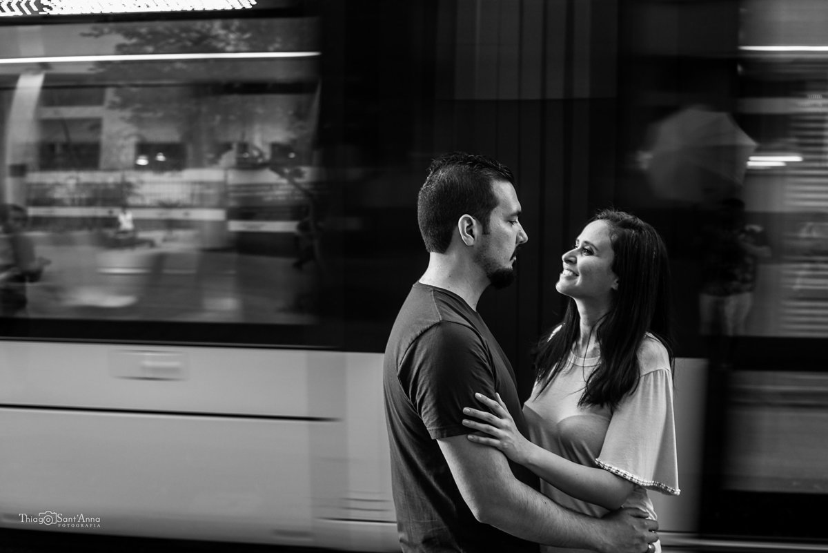 ensaio casal vlt ao fundo preto e branco