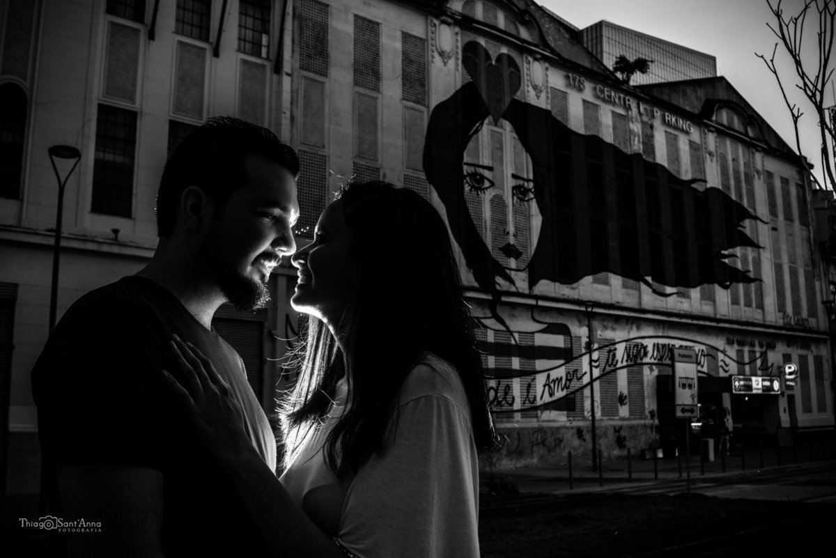 ensaio casal grafite ao fundo preto e branco