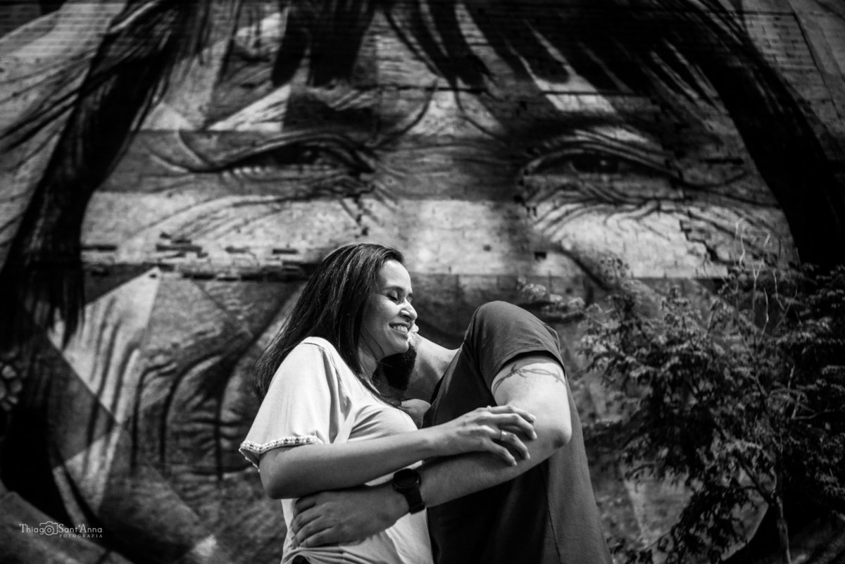 ensaio casal grafite ao fundo preto e branco