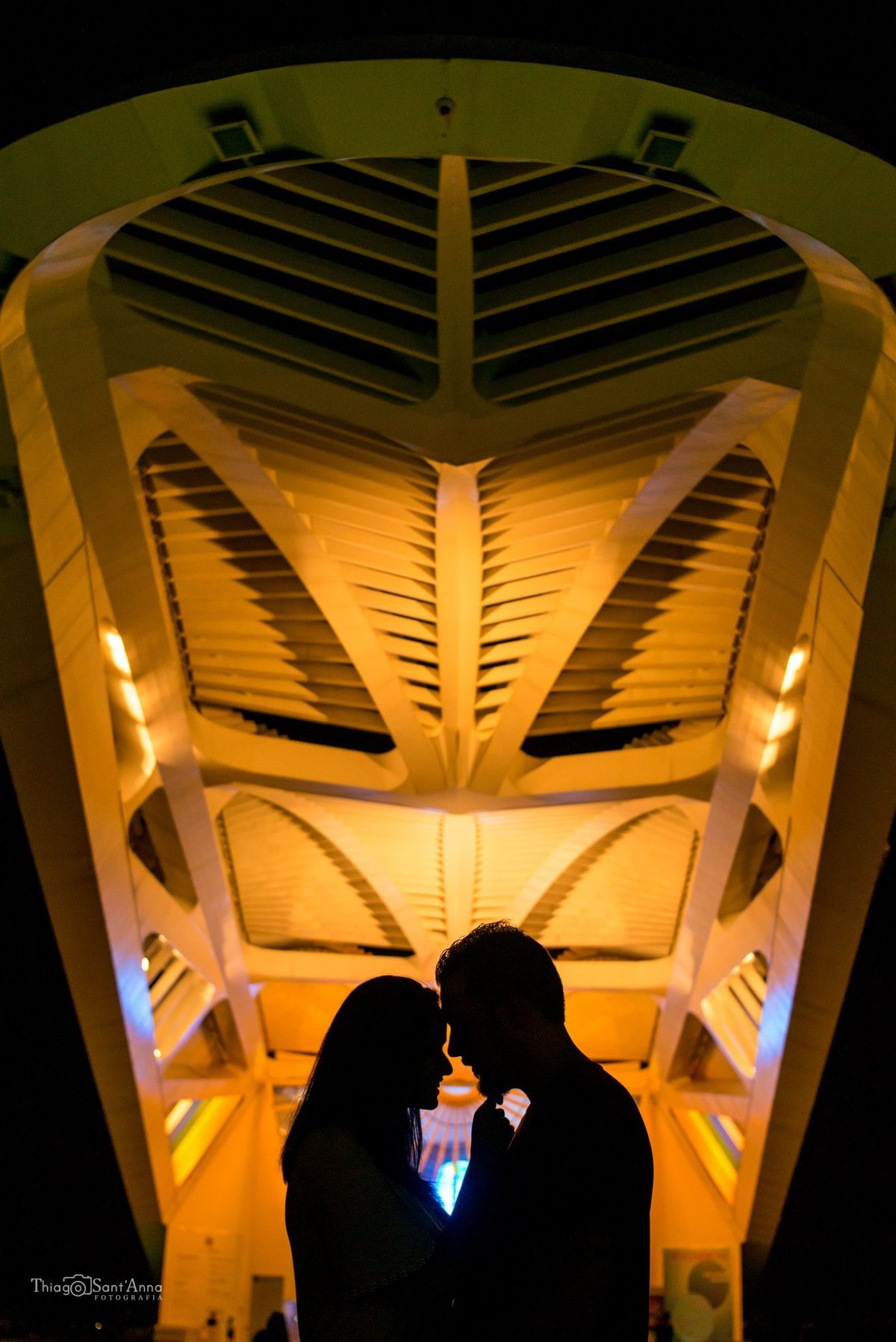 ensaio casal museu do amanhã ao fundo