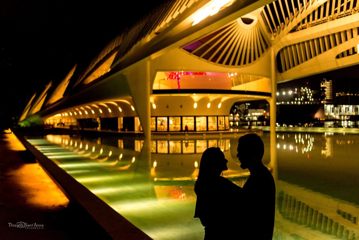 ensaio casal museu do amanhã ao fundo silhueta