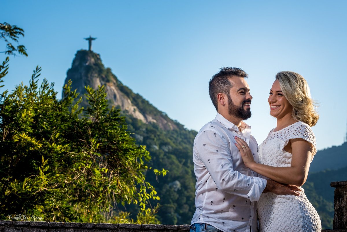 Casal em frente ao cristo redentor