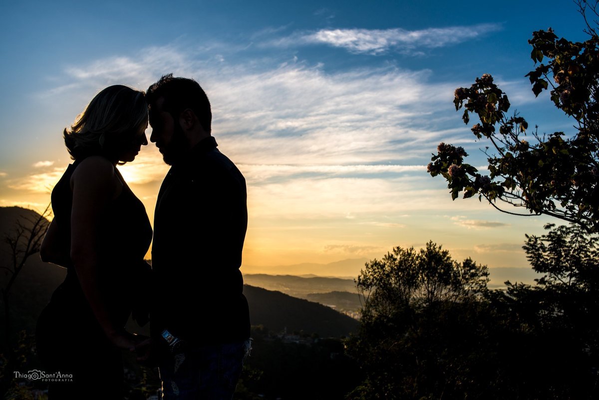 casal no contra luz do horizonte de montanhas