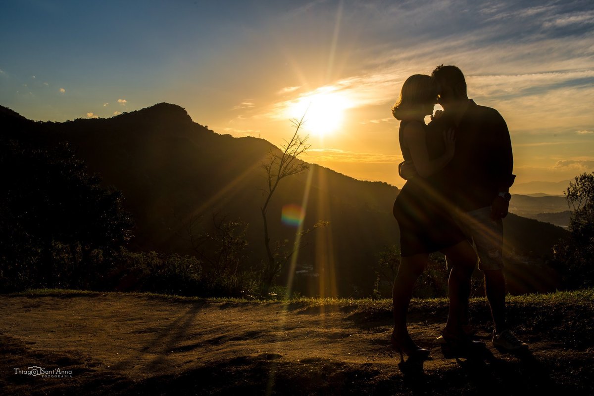 casal no contra luz do sol