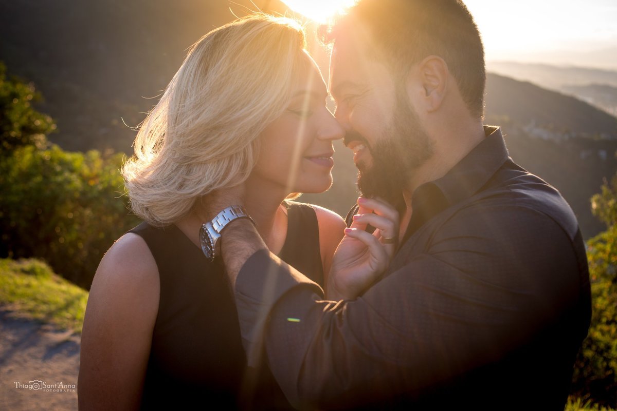 casal iluminado pelos raios do sol