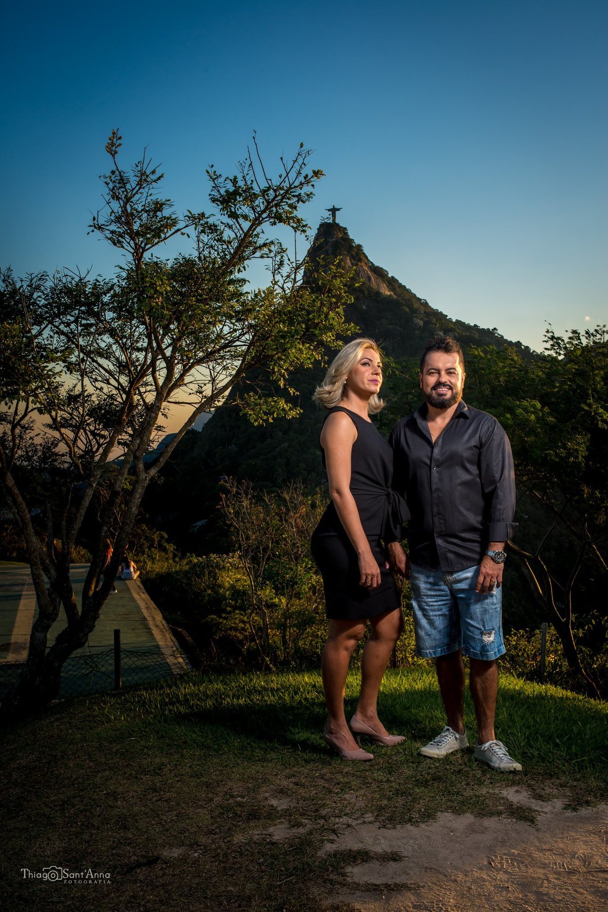casal frente a paisagem