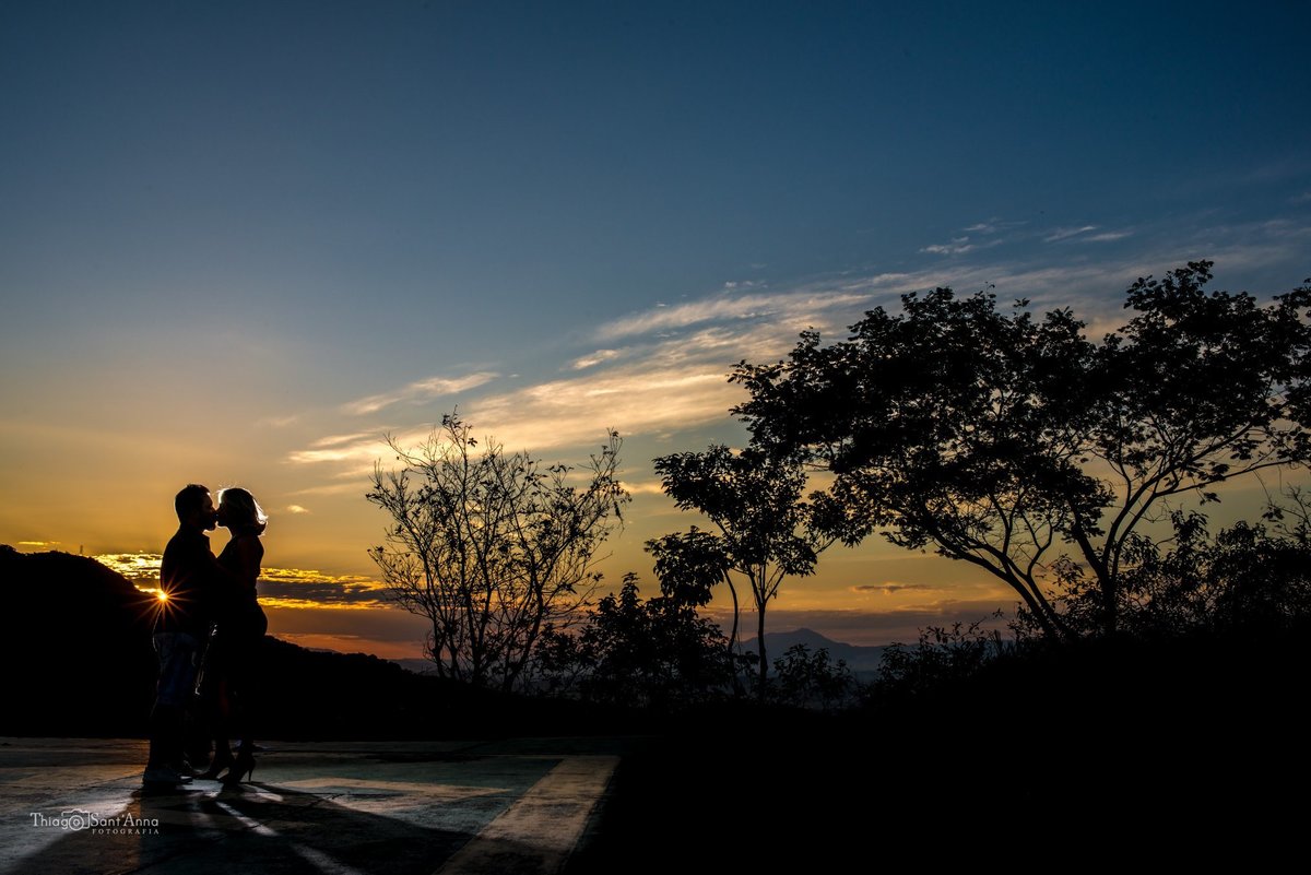 casal em paisagem no contra luz