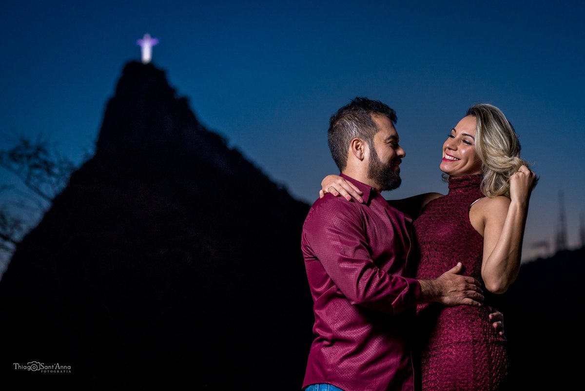 casal frente ao cristo redentor no anoitecer