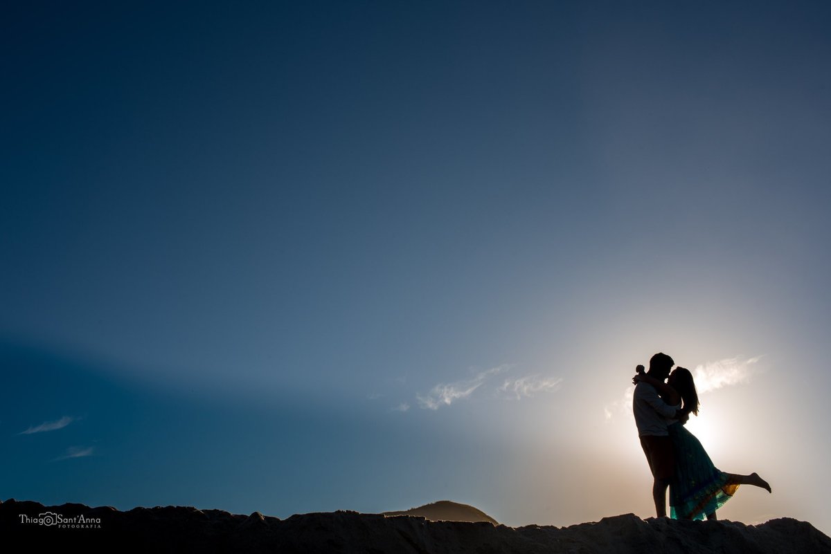 ensaio casal paisagem praia por do sol silhueta
