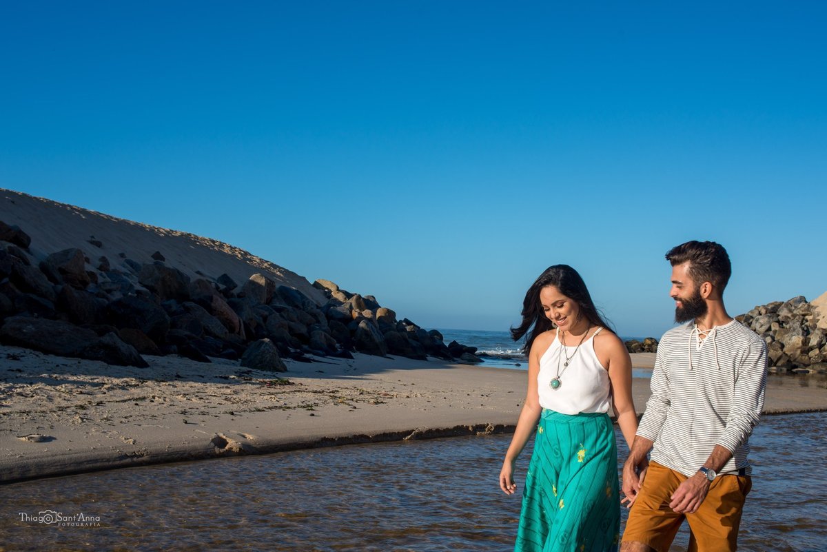 ensaio casal caminhando paisagem praia