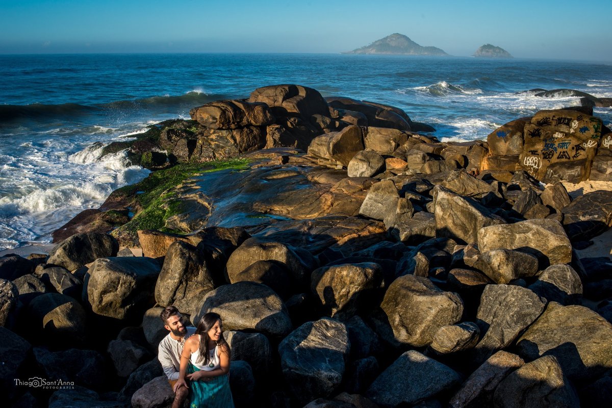 ensaio casal caminhando paisagem praia pedras