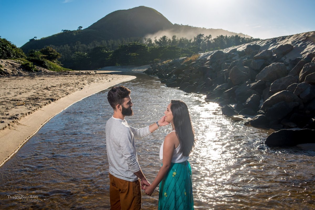 ensaio casal caminhando paisagem praia pedras