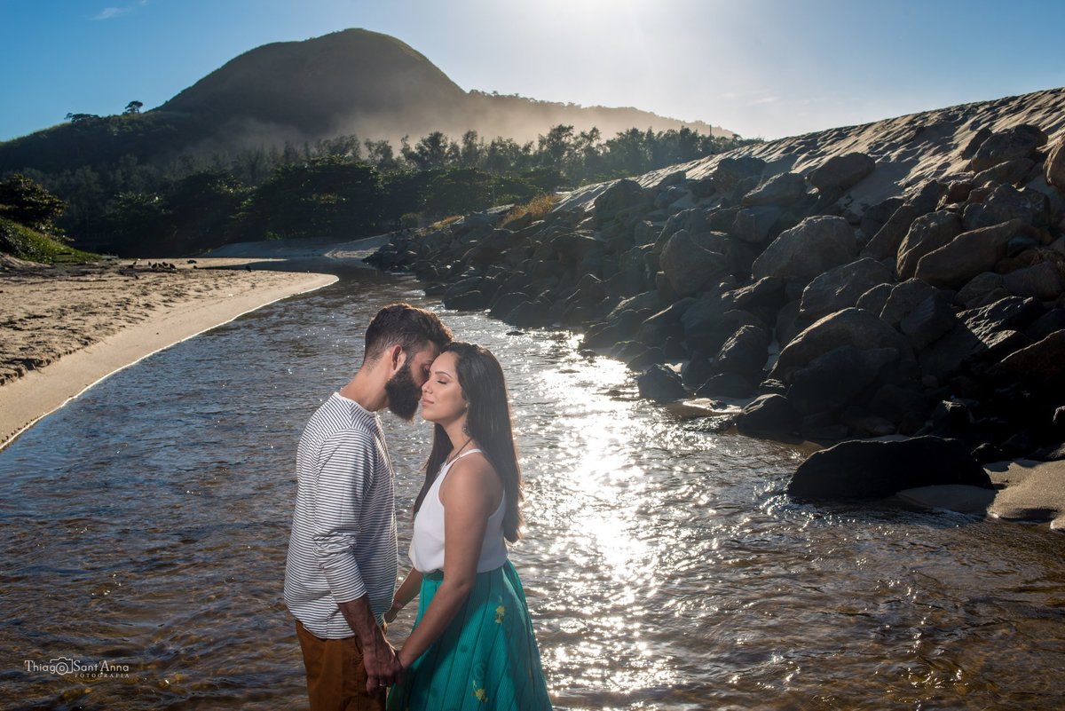 ensaio casal caminhando paisagem praia pedras