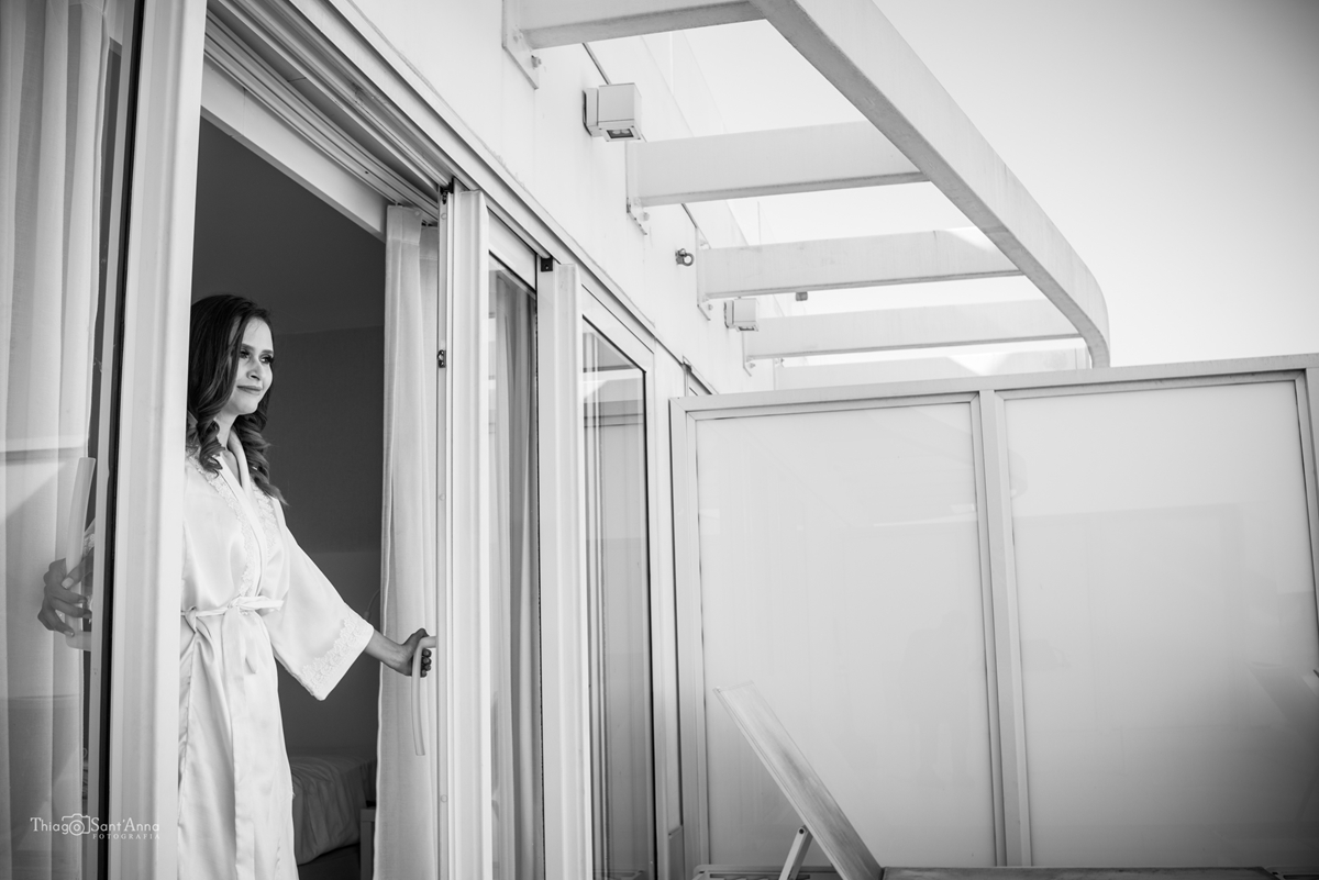 Dia de noiva na varanda em preto e branco