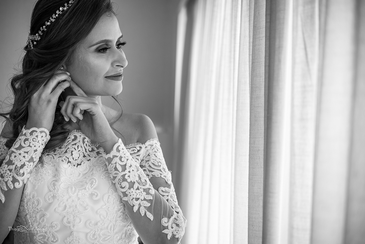 noiva colocando o brinco