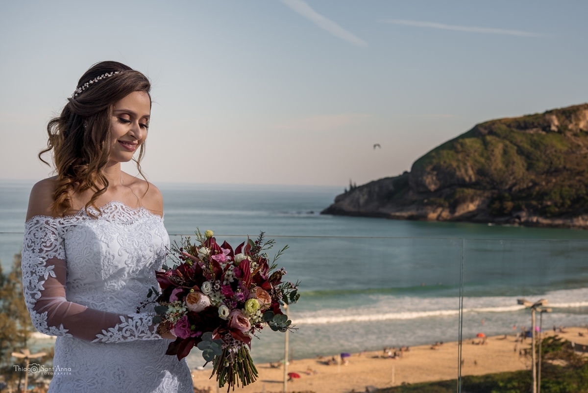 noiva olhando para o buquê