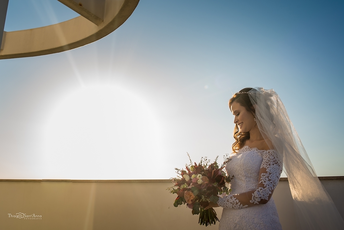 a noiva, seu buquê e o sol