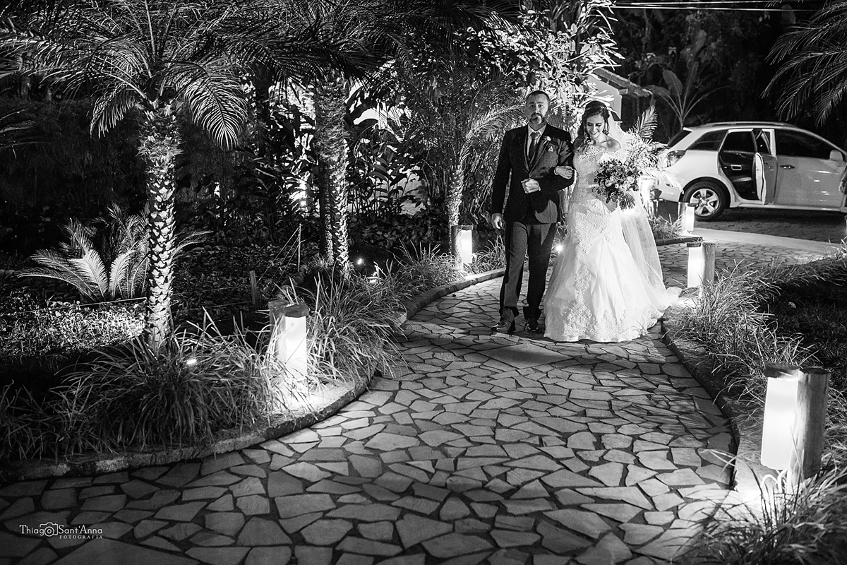 noiva caminha com o tio para a cerimônia em preto e branco