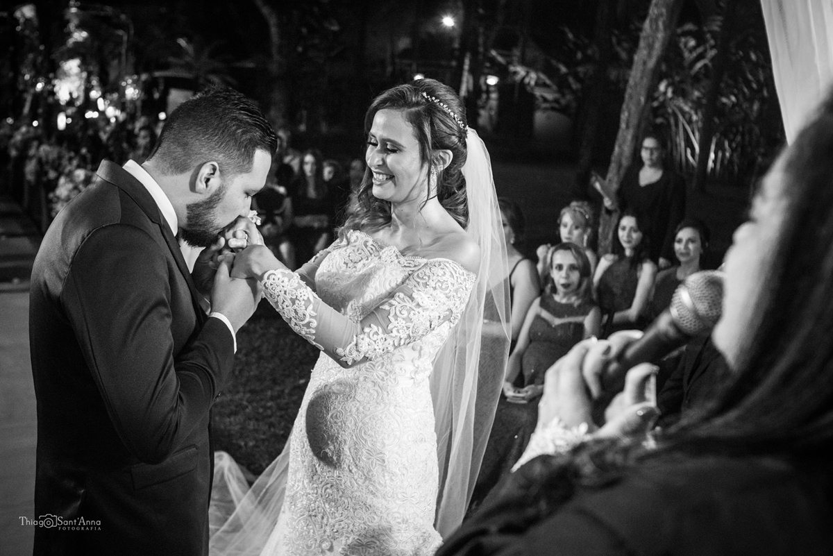 noiva chegando ao altar e recebendo um beijo na mão