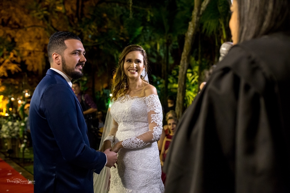 noiva e noivo olhando para a celebrante