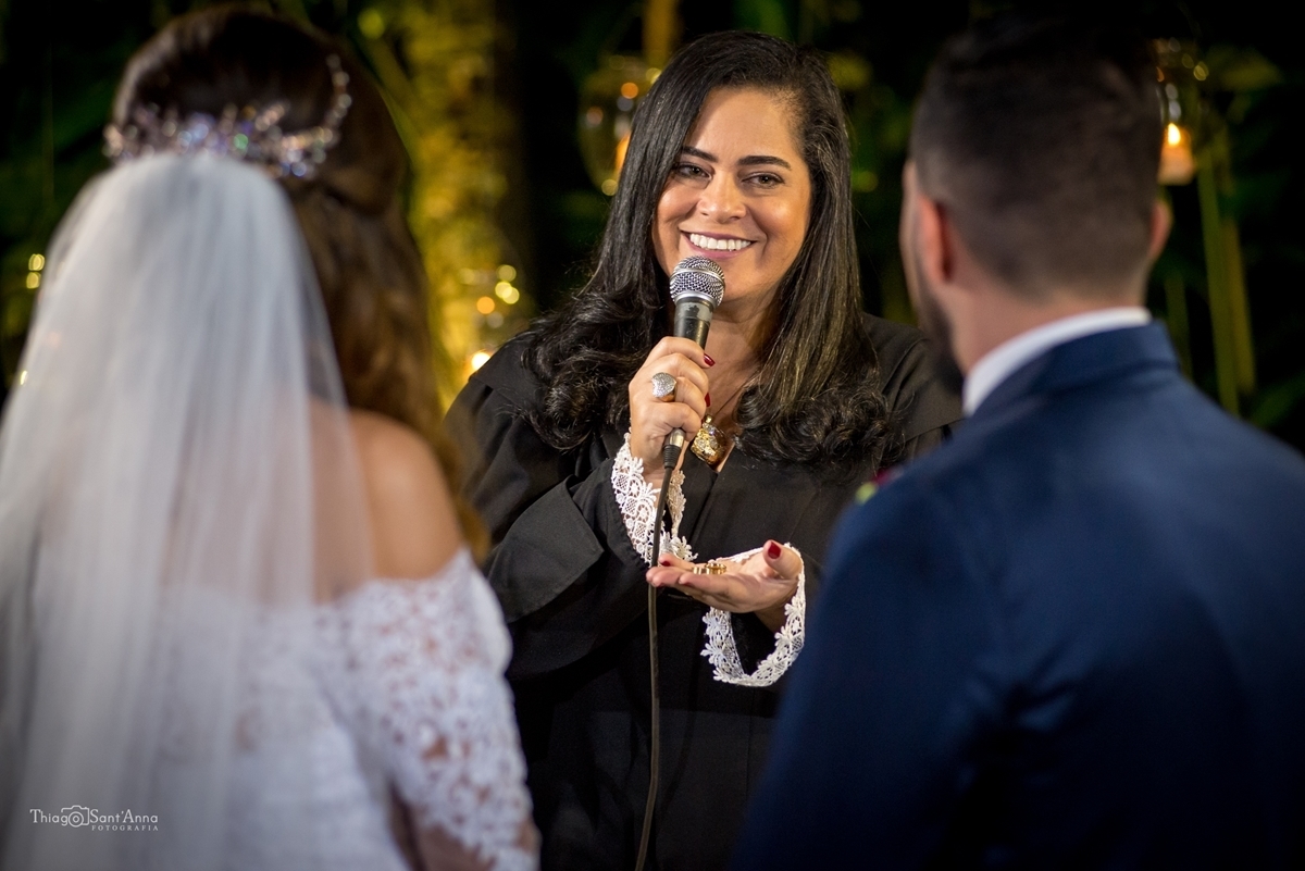 Jaqueline Moisés celebrando o casamento de Karla e Jorge