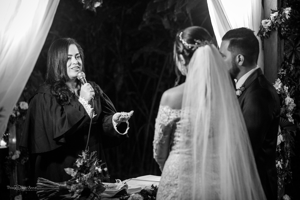 Jaqueline Moisés celebrando o casamento de Karla e Jorge