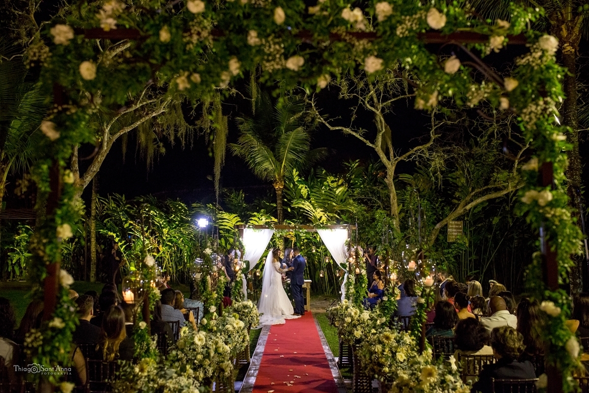 nave clássica com noivos ao fundo durante a cerimônia