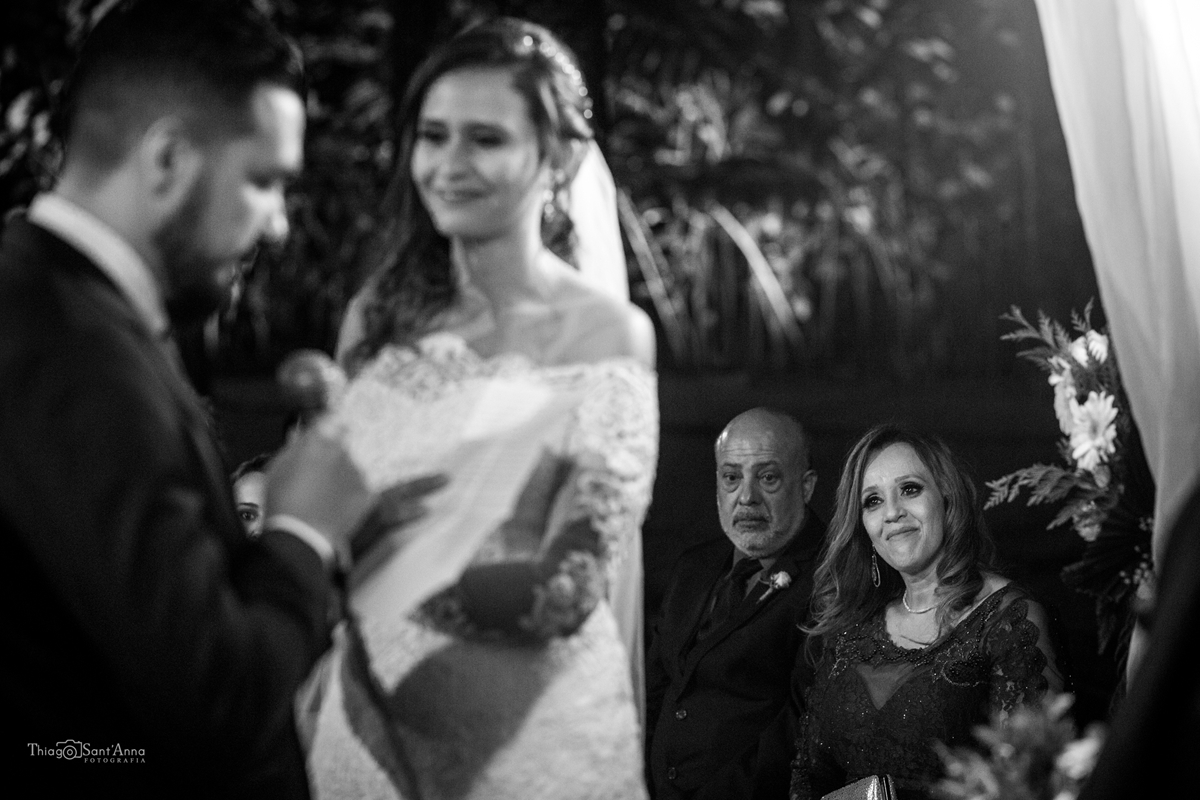 mãe da noiva olhando a filha de noiva no altar