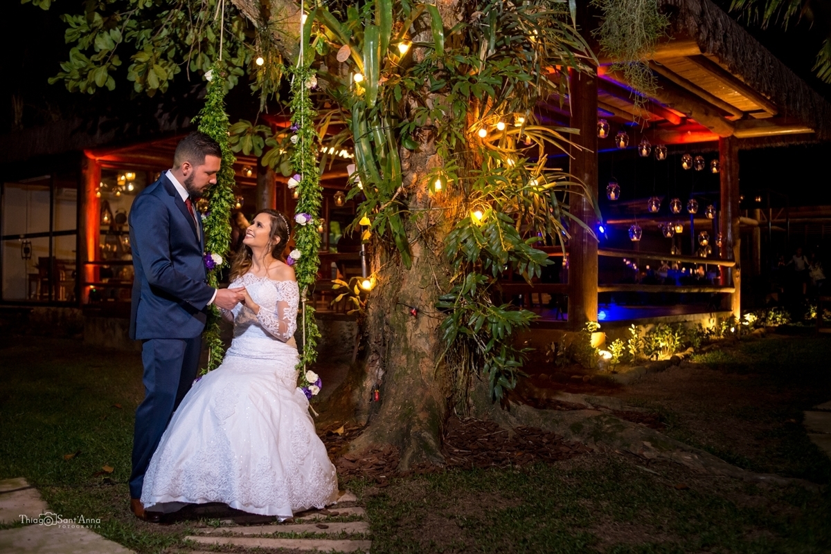 noiva sentada no balanço