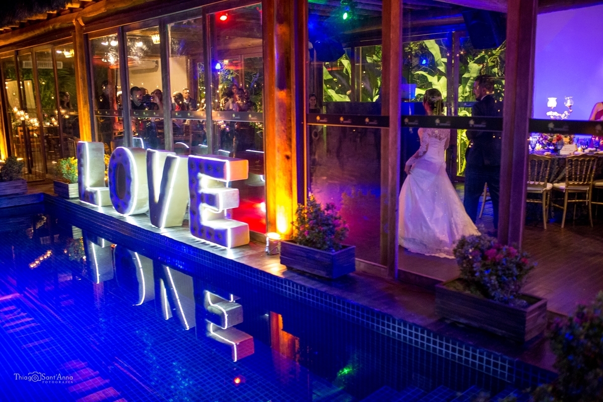 entrada dos noivos em sua festa de casamento