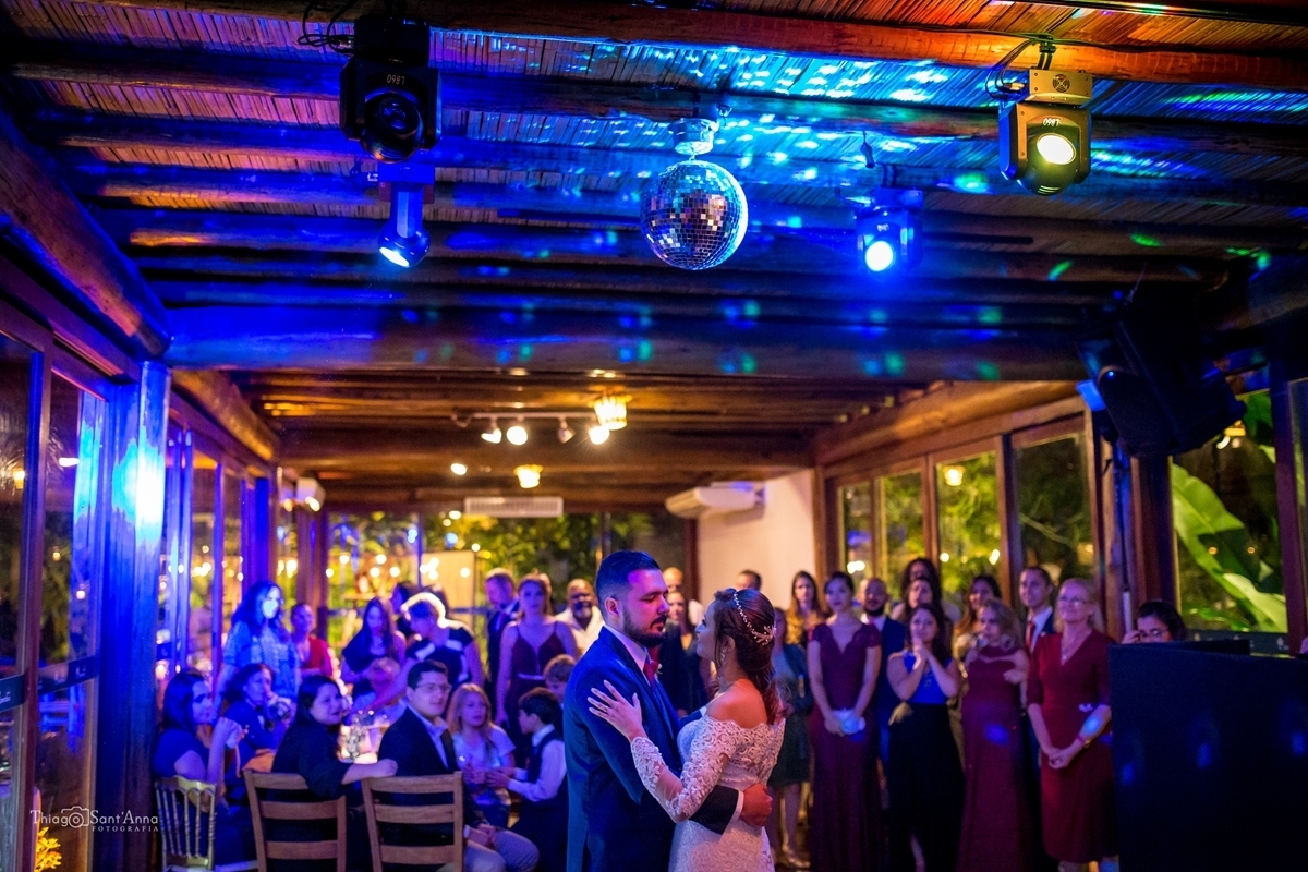 noivos dançando