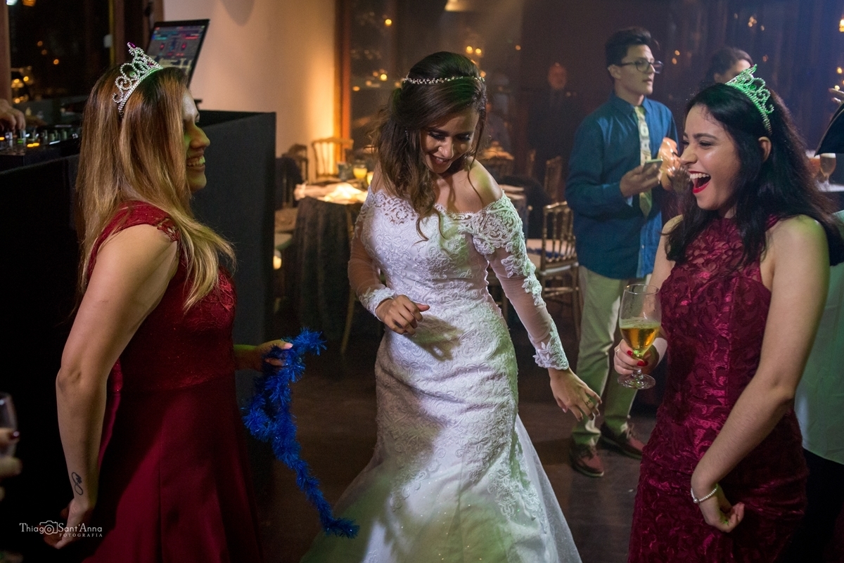 noiva dançando com amigas