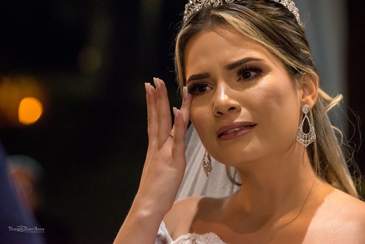 noiva emocionada durante a cerimônia