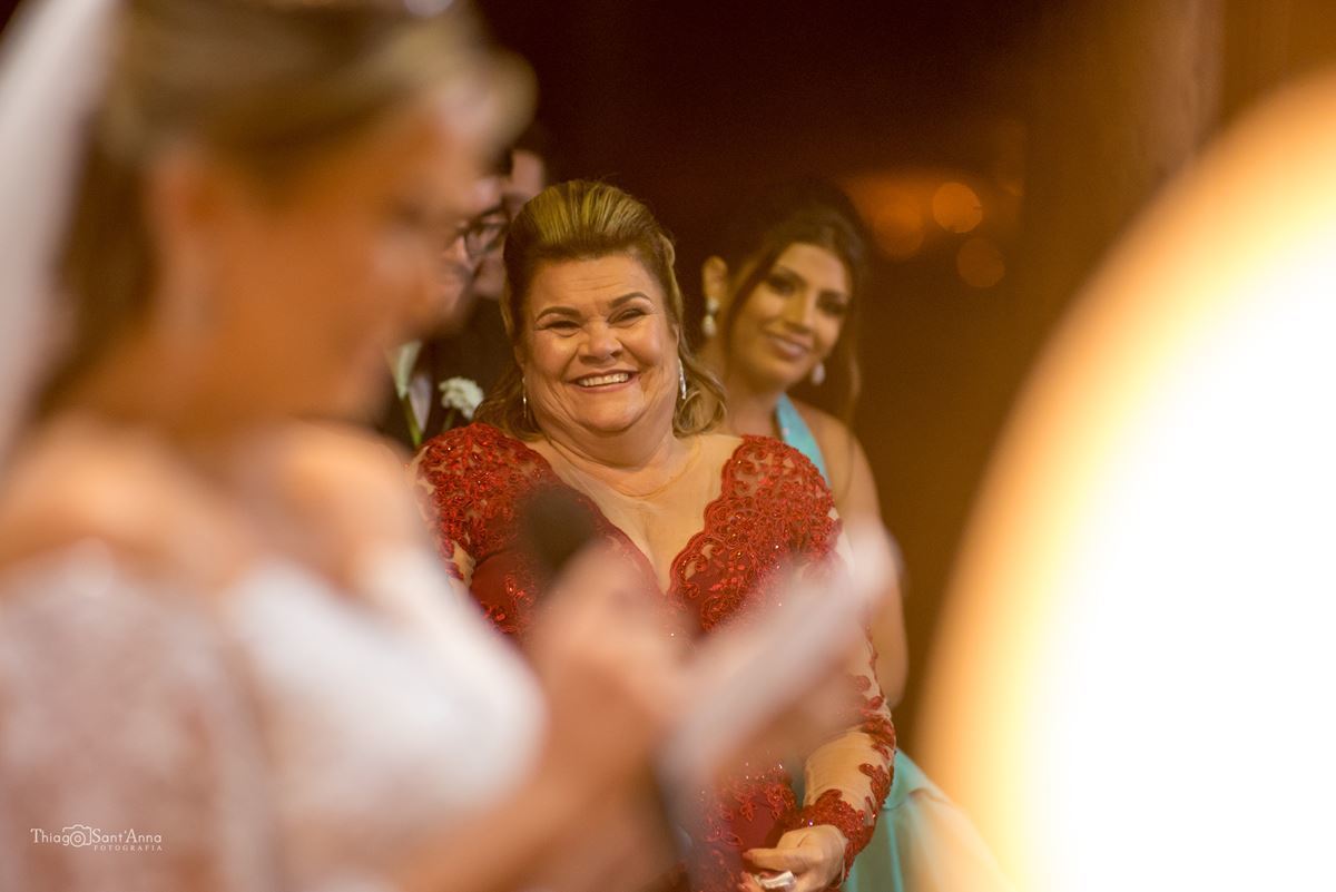 mãe da noiva feliz durante os votos do casamento