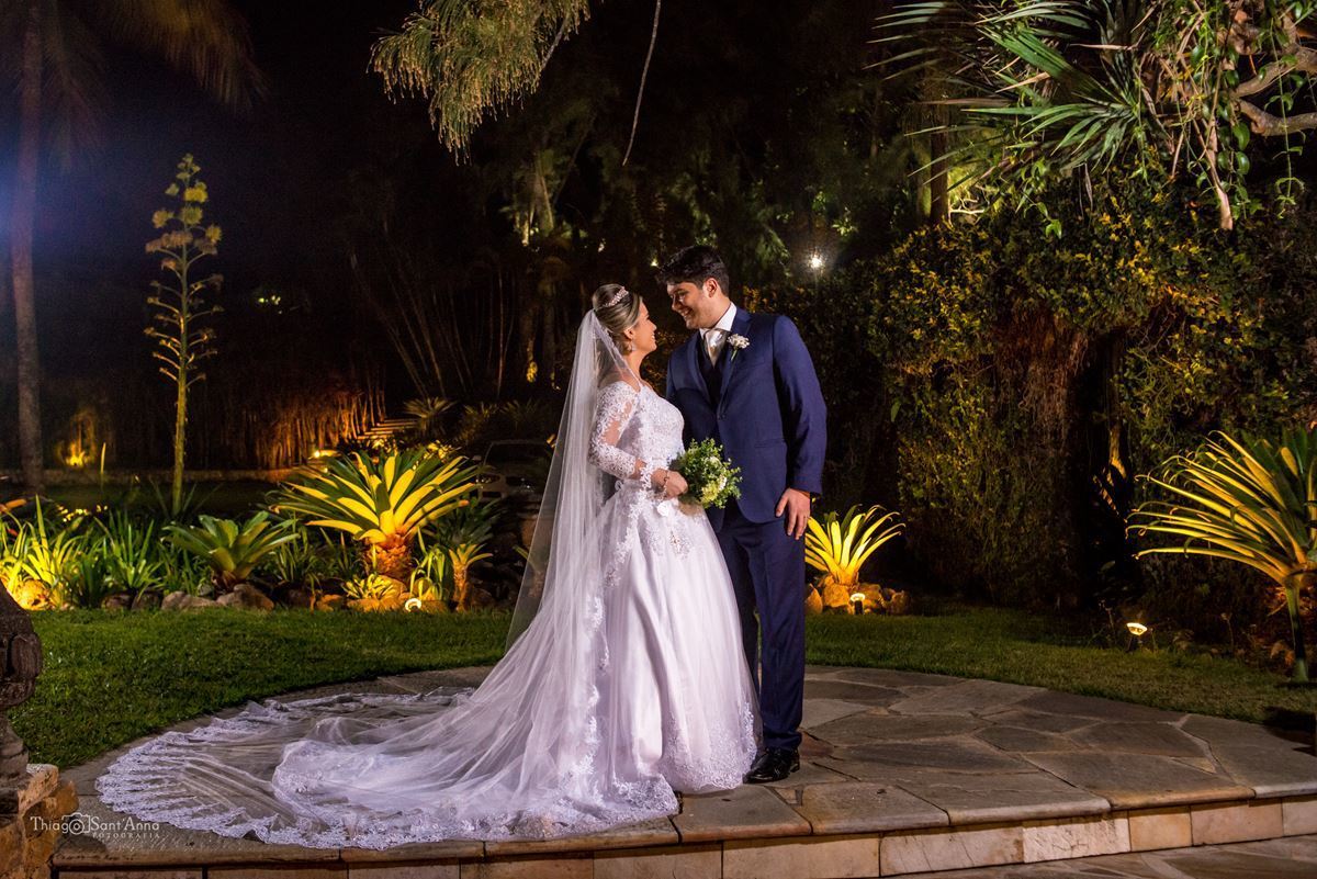 noivos no jardim