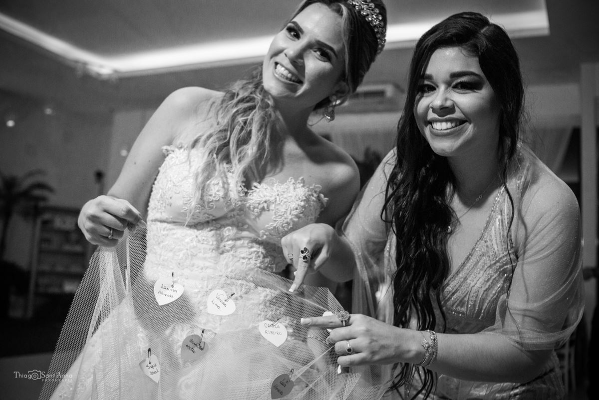 nome da amiga na barra do vestido da noiva