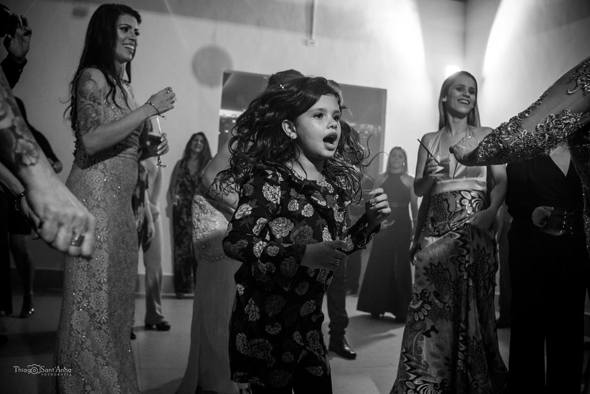 menina na pista de dança do casamento