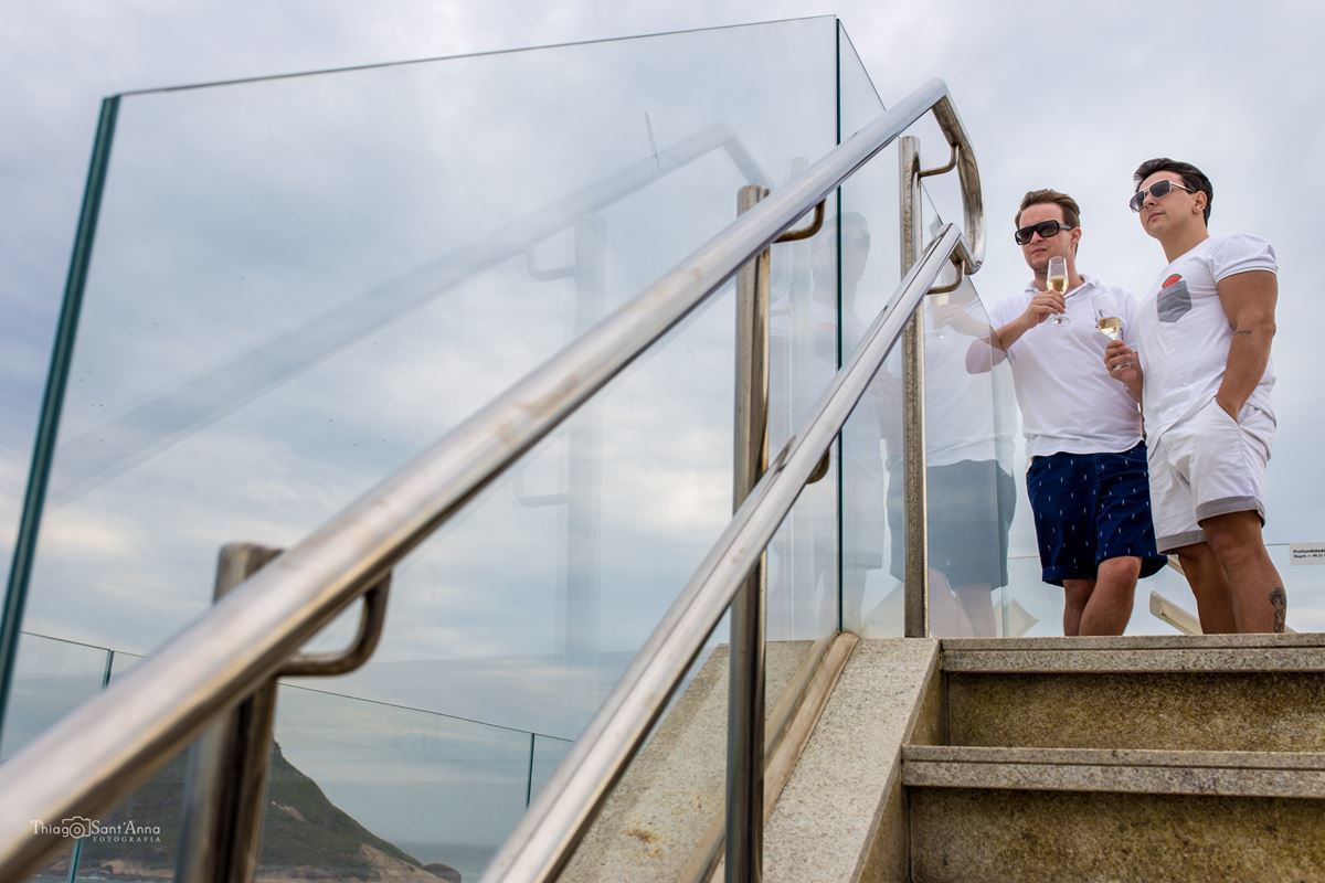 noivos tomam champanhe observando a paisagem 