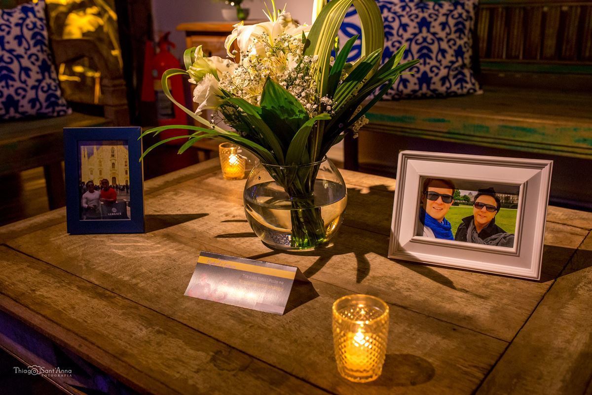 decoração madeira arranjo flores brancas velas almofadas estampa azul 