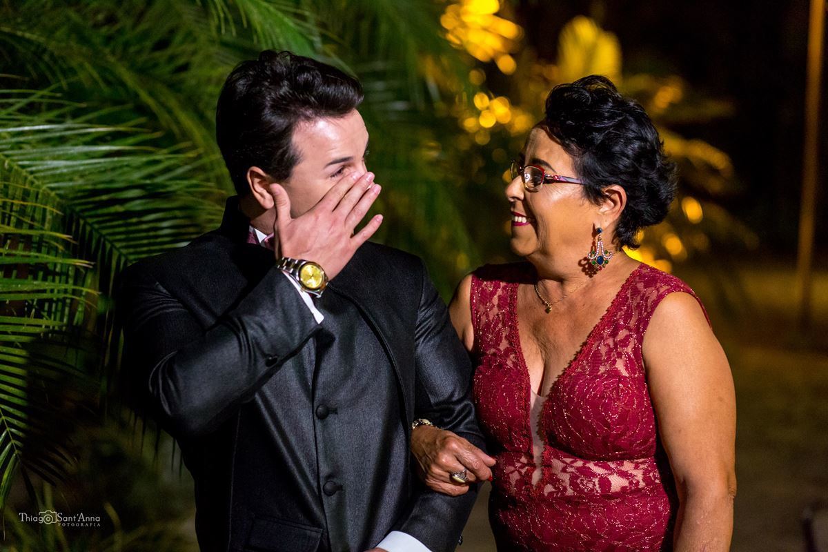 noivo emocionado enxuga as lágrimas de braços dados com sua mãe