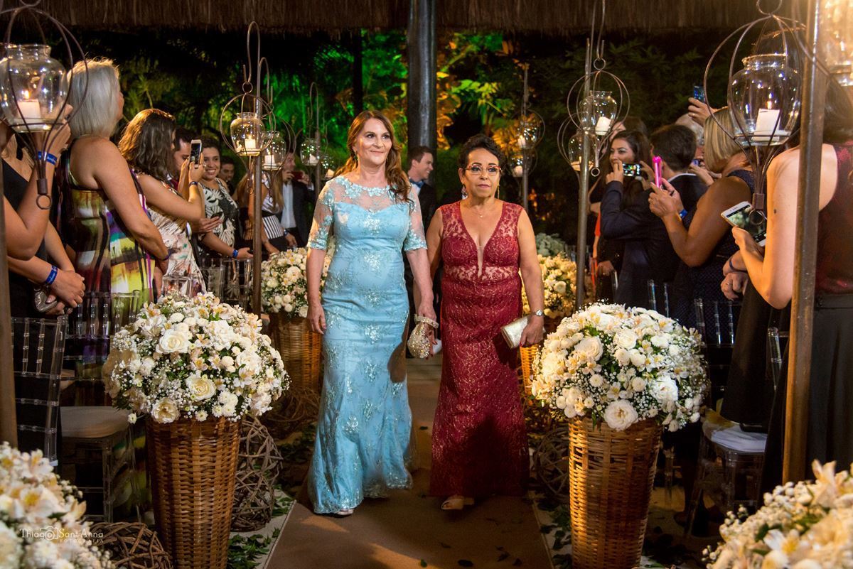 entrada mães dos noivos decoração madeira flores brancas convidados observam
