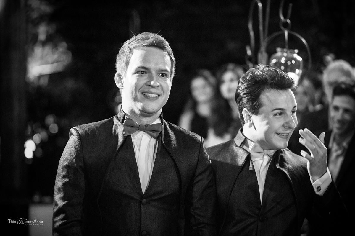 entrada dos noivos sorrindo preto e branco