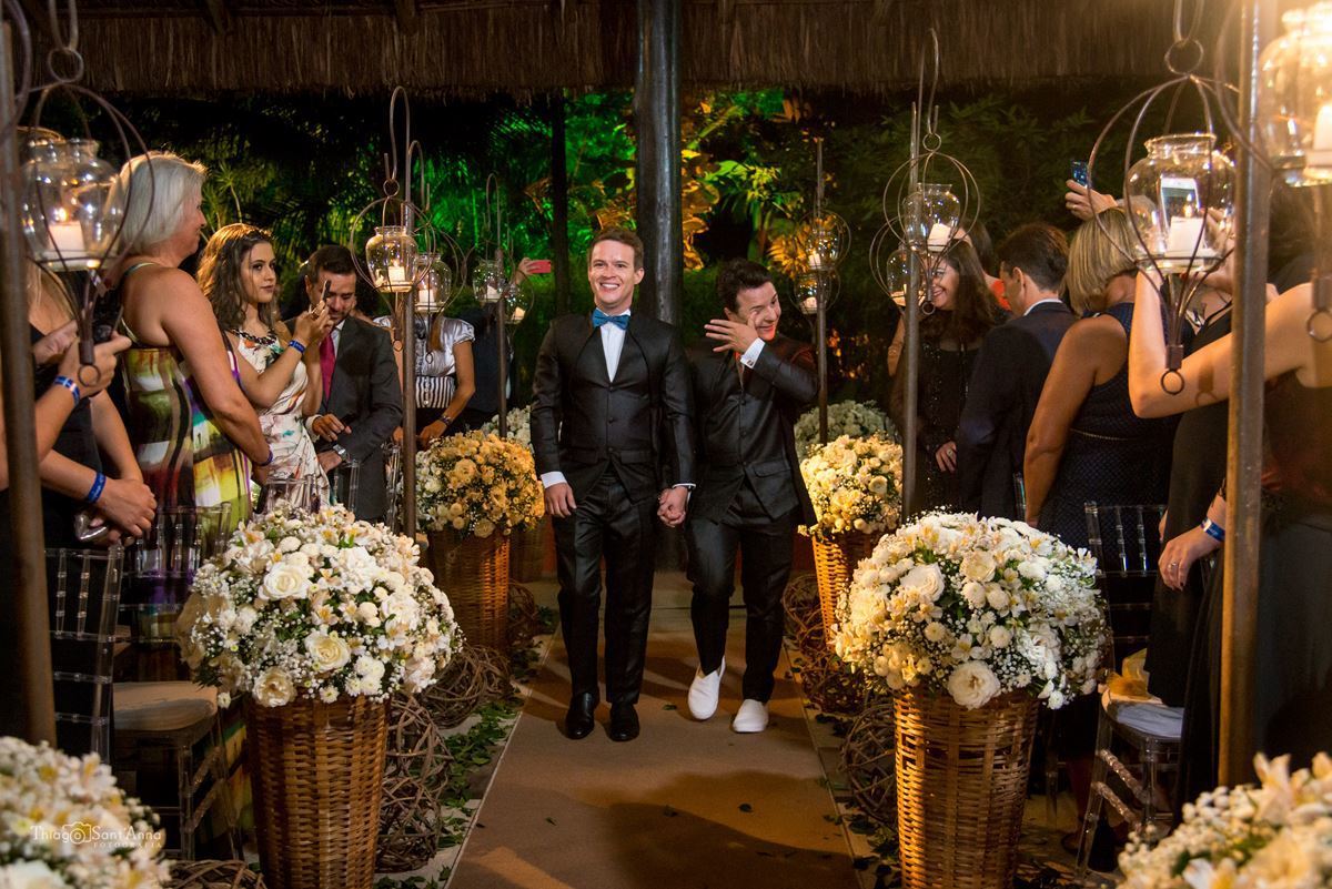 entrada dos noivos sorrindo decoração madeira flores brancas