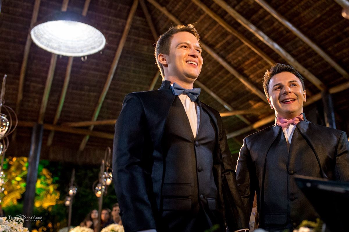 noivos sorrindo no altar estrutura de madeira 