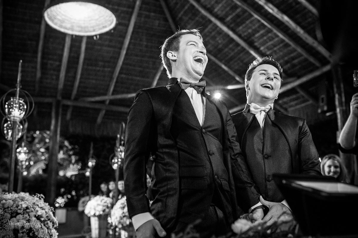 noivos sorrindo no altar preto e branco